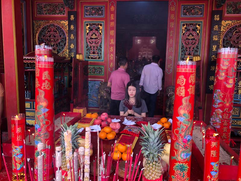 Warga Siak etnis Tionghoa melaksanakan sembahyang di Kelenteng Hock Siu Kiong Siak SRIINDRAPURA, Rabu (29/1/2025).