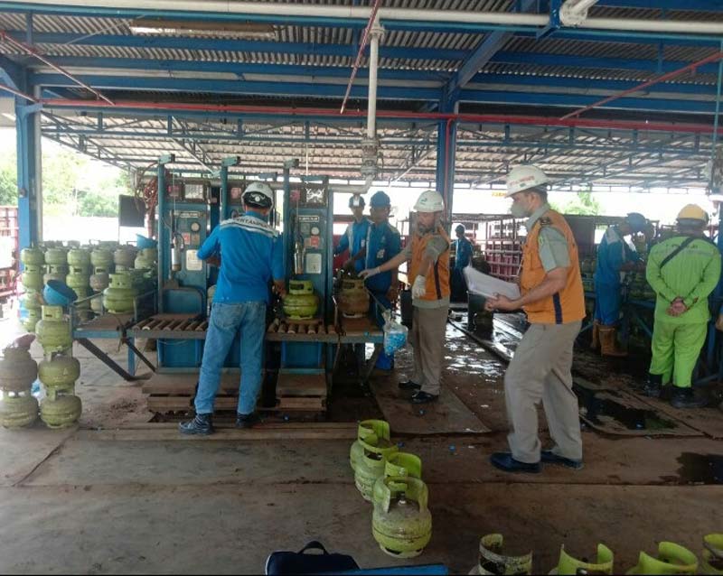 Pengawas Kemetrologian UML Disperindagsar Rohil Indra SAP didampingi personel saat ke lapangan melakukan pengawasan, pemeriksaan