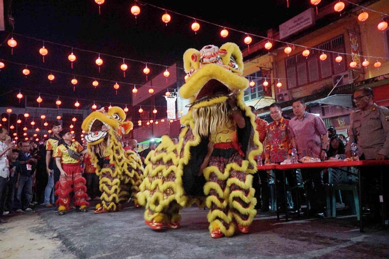 Pertunjukan barongsai saat perayaan malam pergantian tahun baru Imlek 2575 menuju 2576 Kongzili di Jalan Karet Pekanbaru, Selasa (28/1/2025).