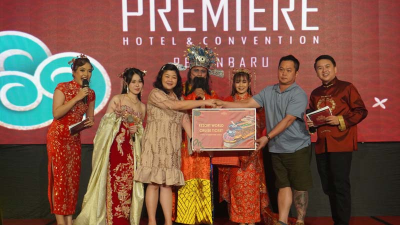 General Manager The Premiere Hotel Pekanbaru, Wismiati (tengah) menyerahkan hadiah kepada pemenang lucky draw pada malam perayaan Imlek, Whisper of the Wooden Snake 2576 di The Premiere Hotel