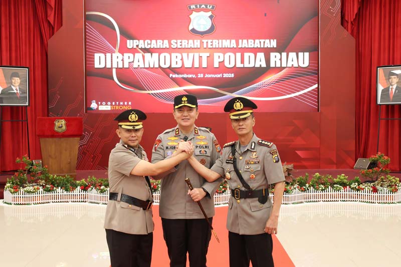Kapolda Riau Irjen Pol Mohammad Iqbal salam komando dengan Kombes Pol Wendry Purbiyantoro selaku pejabat lama Dirpamobvit dan Kombes Pol Jonner M H