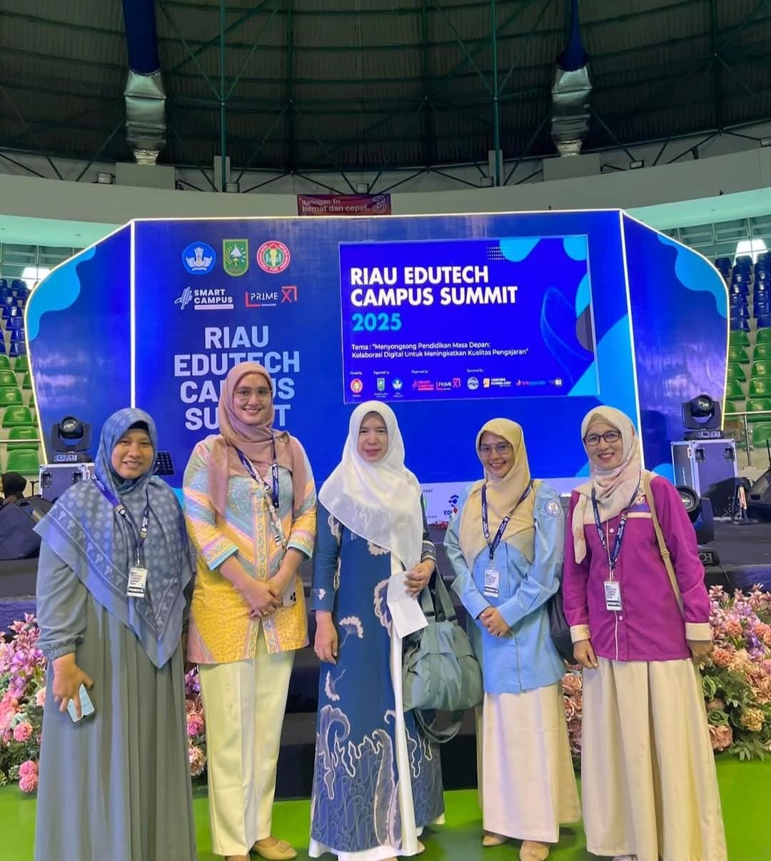 Rektor USTI Dr Lusiana MKom (tengah) foto bersama pada acara Riau Edutech Campus 2025 yang berlangsung tiga hari di Gelanggang Remaja, baru-baru ini.