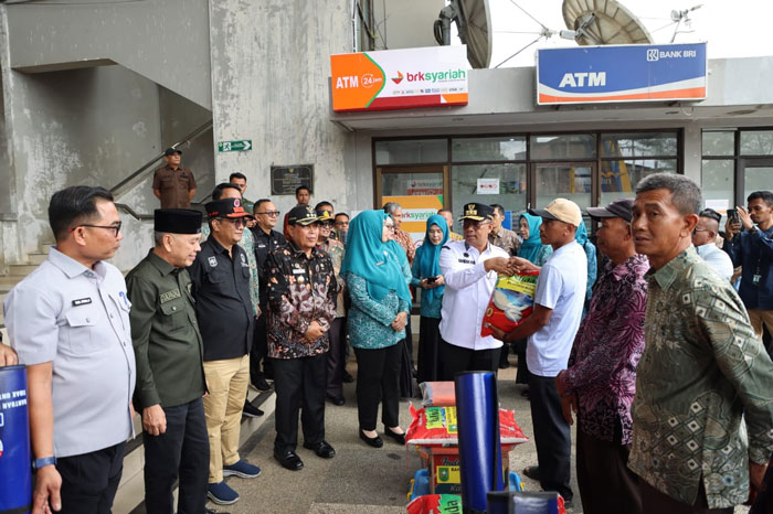 Pj Gubri Rahman Hadi menyerahkan bantuan paket sembako kepada perwakilan warga Kecamatan Rambah yang terdampak banjir.