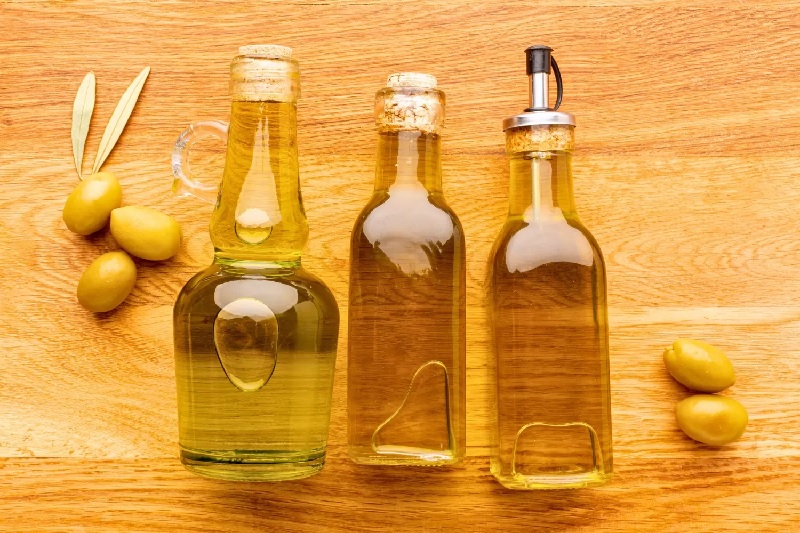 Ilustrasi empat alasan sehat yang didukung penelitian untuk mengonsumsi minyak zaitun setiap hari.