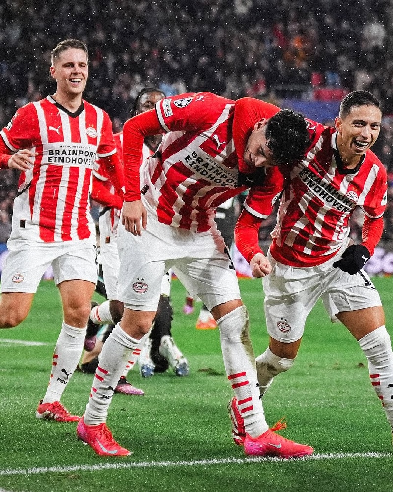 Pemain PSV Eindhoven melakukan selebrasi setelah penyerang Amerika Serikat Riccardo Pepi mencetak gol kemenangan untuk menodai rekor sempurna Liverpool.