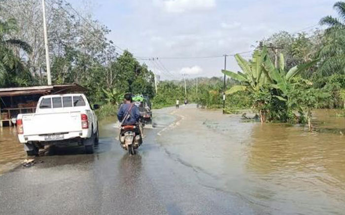 Kendaraan roda dua sudah bisa melintas saat banjir berangsur surut di ruas jalan provinsi Simpang Kumu-Kota Tengah tepatnya di Kecamatan Rambah Hilir, Kamis (30/1/2025) petang.