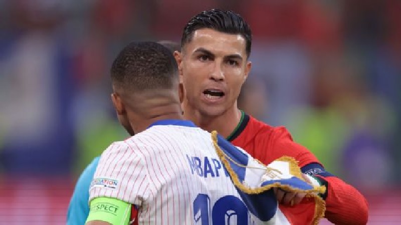 Cristiano Ronaldo dan Kylian Mbapp&eacute; saat berhadapan di perempatfinal Euro 2024 di Jerman.