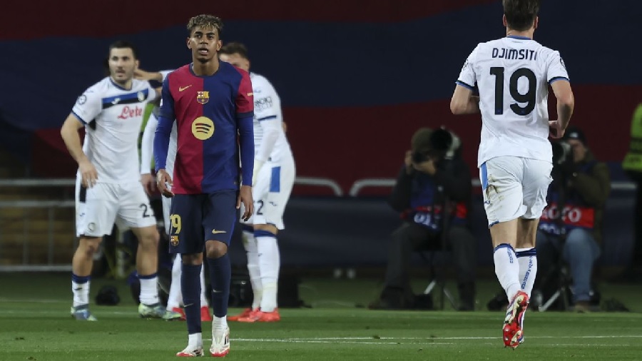 Lamine Yamal bereaksi setelah Barcelona kebobolan gol melawan Atalanta di Liga Champions.
