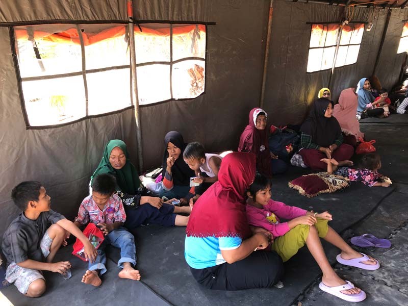 Anak-anak korban banjir bermain dengan orang tuanya di pengungsian Kampung Dosan, Kecamatan Pusako, Kabupaten Siak, Kamis (30/1/2025).