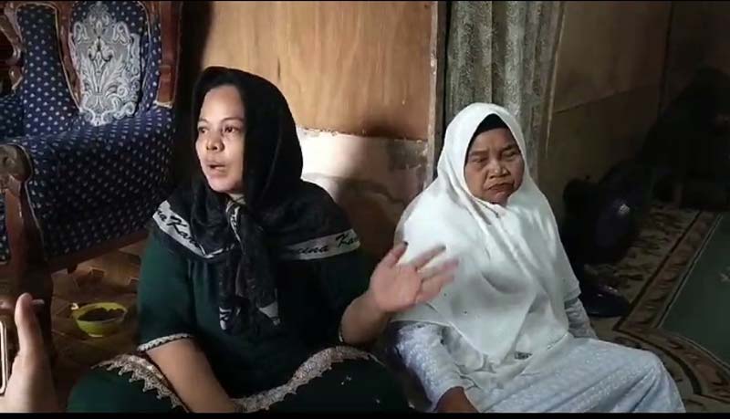 Keluarga korban laka laut Umi Kalsum (kiri)  dan Rika (kanan) saat memberikan keterangan kepada media dan meminta polisi mengungkap kasus laka laut tersebut, Rabu (29/1/2025).