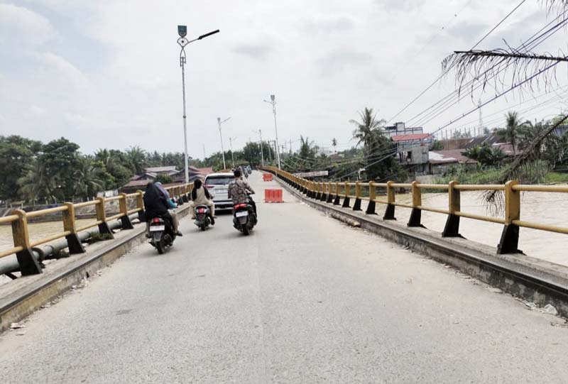 Jembatan Sungai Rokan di Kecamatan Ujung Batu semakin miring, Kamis (30/1/2025).