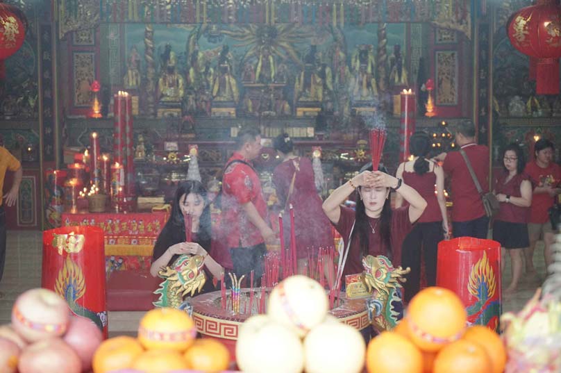 Masyarakat Tionghoa bersembahyang di Vihara Surya Dharma, Jalan Angkasa Pekanbaru saat merayakan Imlek 2576 Kongzili, Rabu (29/1/2025).