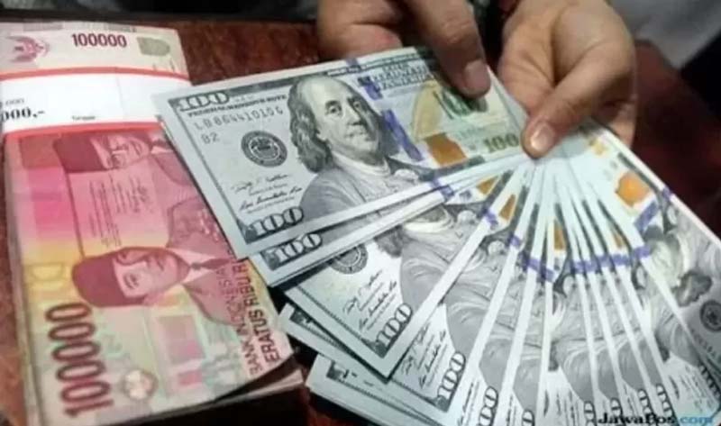 Mata uang dolar AS dan rupiah pada sebuah valuta asing di Jakarta, belum lama ini.
