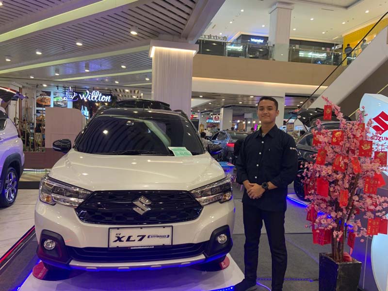 Sales Consultant PT SBT menawarkan promo pada pameran di Living World, Pekanbaru. Pameran digelar pada 28 Januari hingga 31 Januari 2025.