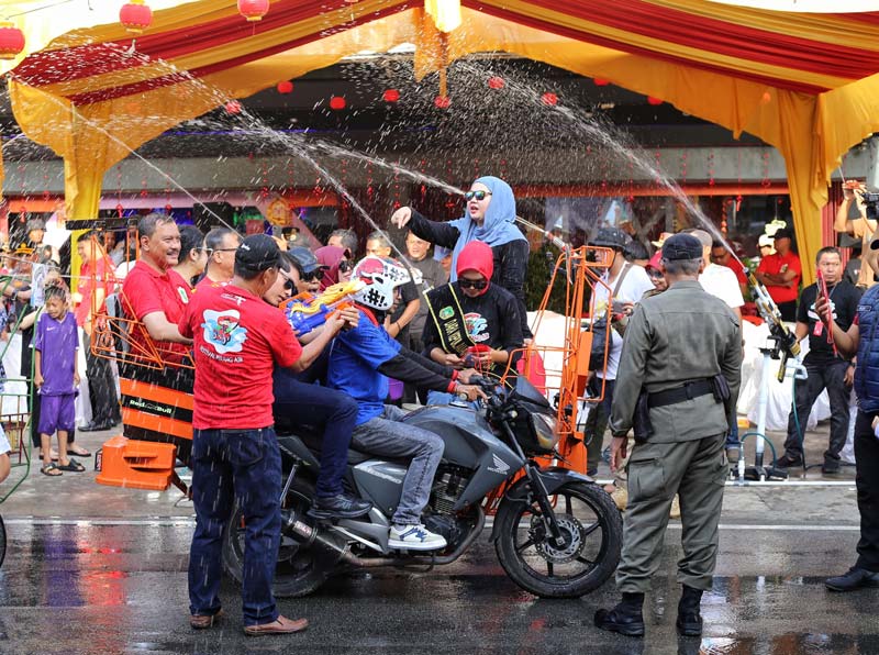 Sejumlah masyarakat di Selatpanjang, Kabupaten Kepulauan Meranti ikut menyemarakkan Festival Perang Air 2025, Kamis (30/1/2025).