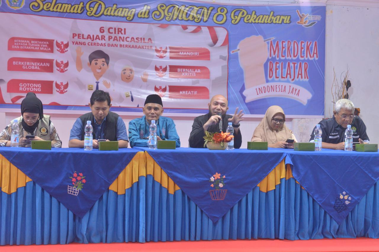 Tim Kagama Pekanbaru saat sosialisasi di SMAN 8 Pekanbaru, Jumat (31/1/2025). (Kagama untuk riaupos)