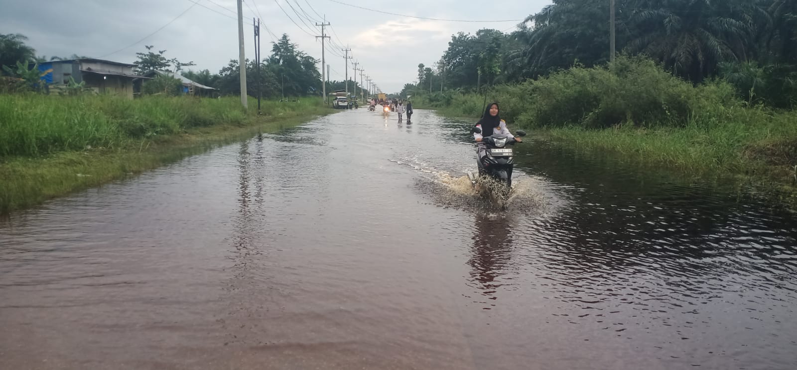 Pengendara sepeda motor melintas dibJalintim Km 76 Desa Kemang Kecamatan Pangkalan Kuras yang telah mengalami penyurutan, Jumat (31/1) sore.