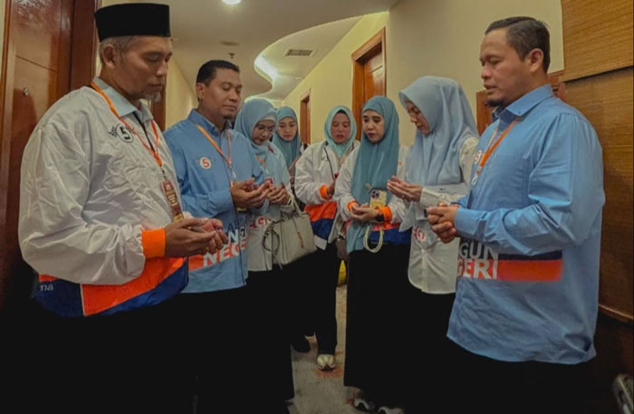 Ketua Tim Pemenangan Agung-Markarius, Ayat Cahyadi (kiri) berdoa bersama dengan Calon Wako Pekanbaru Agung Nugroho dan Calon Wawako Pekanbaru Markarius Anwar jelang debat kandidat, beberapa waktu lalu