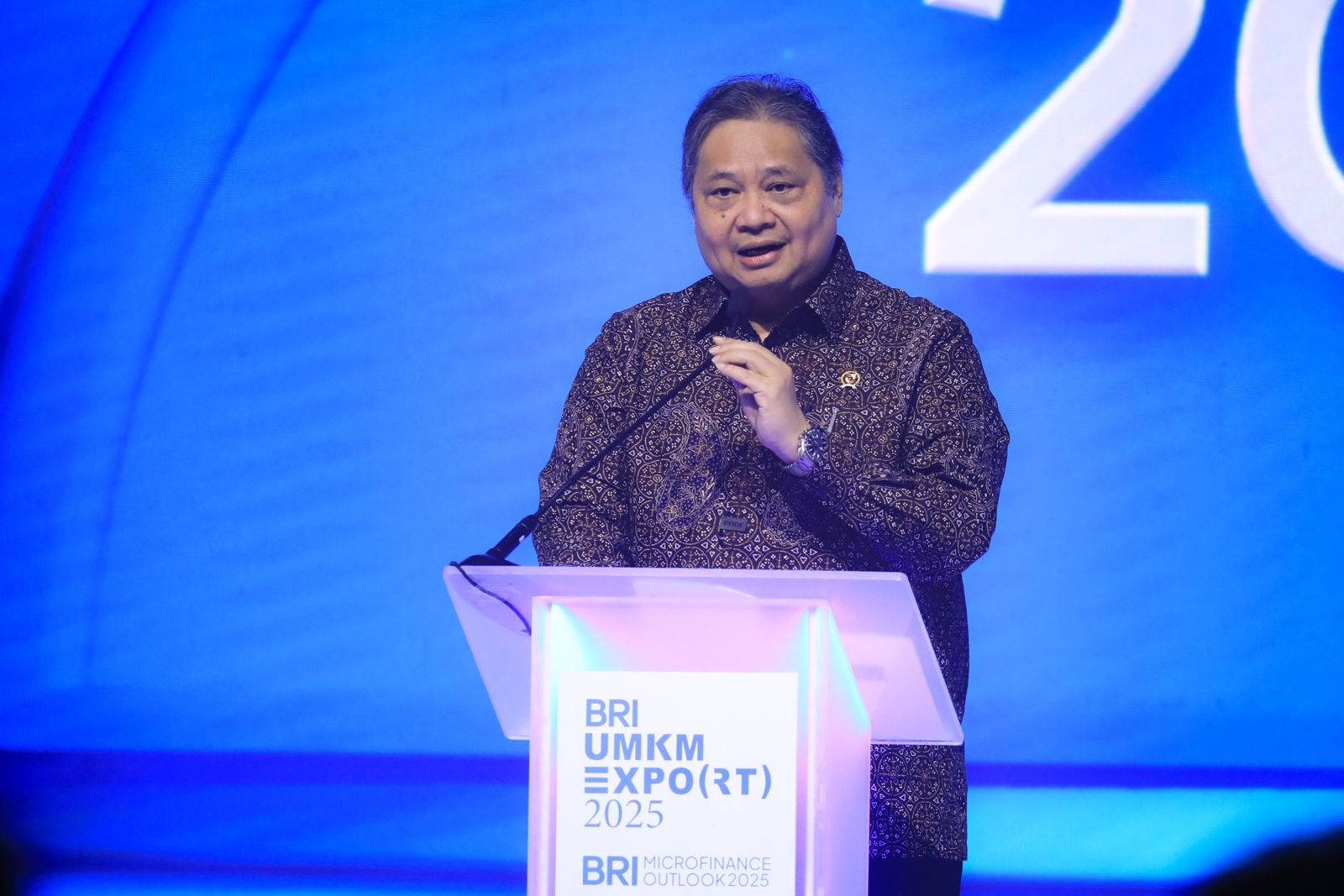 Menteri Koordinator Bidang Perekonomian Indonesia, Airlangga Hartarto, memberikan penghargaan atas pencapaian BRI dalam menyalurkan kredit UMKM yang telah mencapai Rp1.106 triliun