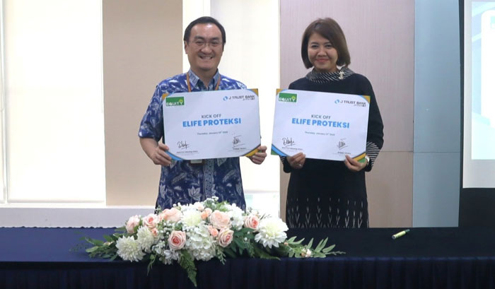 Chief Marketing Officer PT Equity Life Indonesia Dewi Puri Mayang Anten dan Direktur Bisnis J Trust Bank Widjaja Hendra usai penandatanganan peluncuran ELIFE Proteksi di Jakarta, baru-baru ini.