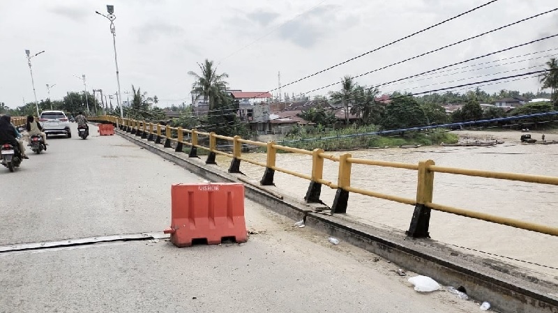 Arus lalu lintas masih diberlakukan buka tutup dengan arah satu jalur di Jembatan Sei Rokan Kecamatan Ujung Batu yang mengalami kemiringan, baru-baru ini.