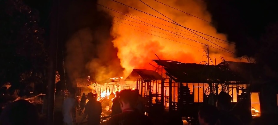 Tim Damkar BPBD, bersama warga, TNI dan Polri bahu-membahu melakukan pemadaman empat unit rumah yang terbakar di Kampung Adat Kampung Tengah, Kecamatan Mempura, Kabupaten Siak, Jumat (31/1/2025).