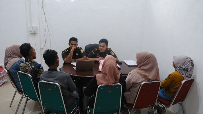 Jaksa Penuntut Umum (JPU) Kejari saat melaksanakan tahap II terhadap 14 tersangka dugaan tindak pidana pemilu pada Pilkada 2024 di kantor Kejari Kampar, Bangkinang, Kamis (30/1/2025).
