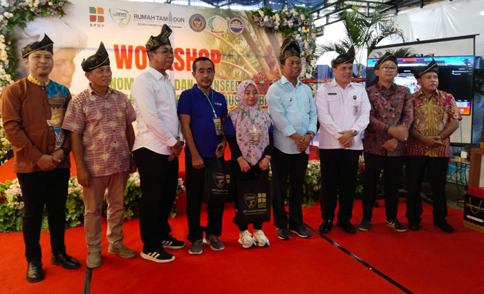 Wabup Rohil H Sulaiman foto bersama wabup terpilih Jhony Charles, Owner Rumah Tamaddun Hendra, Kalapas Ika P Nusantara saat pembukaan workshop ekonomi hijau bagi warga binaan di Lapas Bagansiapiapi
