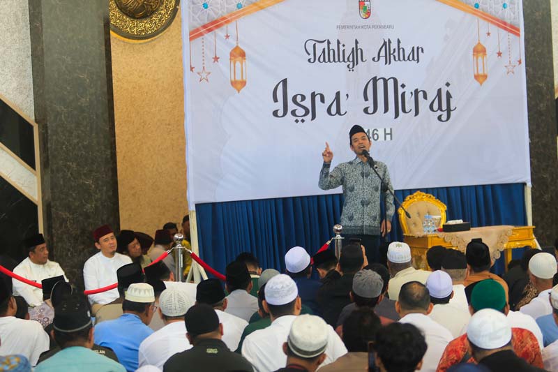 Penceramah Prof H Abdul Somad Lc DESA PhD atau Ustaz Abdul Somad memberikan ceramah pada tablig akbar memperingati Isra Mikraj bersama Pemko Pekanbaru