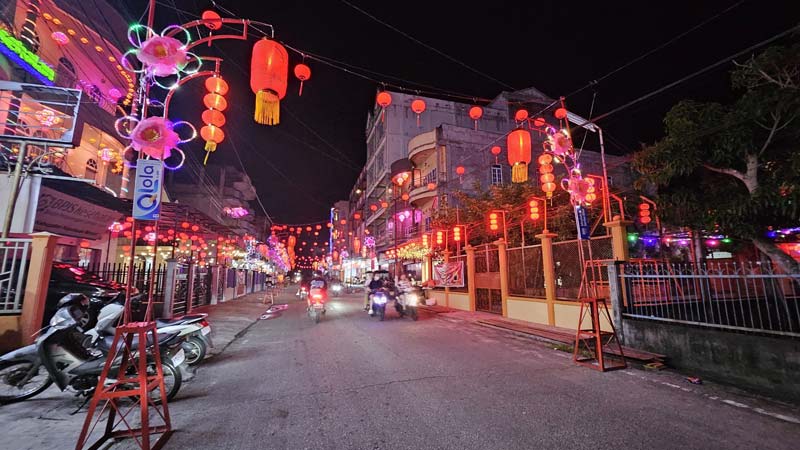 Sejumlah lampion terpasang di kawasan Sekolah Kristen Kalam Kudus, Jalan Kartini, Selatpanjang, Rabu (28/1/2025).