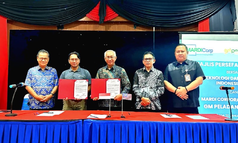 Rektor ITB Indragiri, H Raja Marwan Indra Saputra SE MSI (tengah) foto bersama usai penandatanganan MoU, Kamis (30/1/2025)