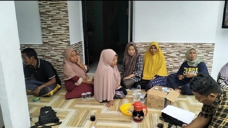 Nasabah salah satu bank BUMN Unit Pinggir berkumpul saat didatangi Tim Penyidik Tipikor Polres Bengkalis, di rumah salah seorang nasabah di Kecamatan Pinggir, Kamis (30/1/2025).