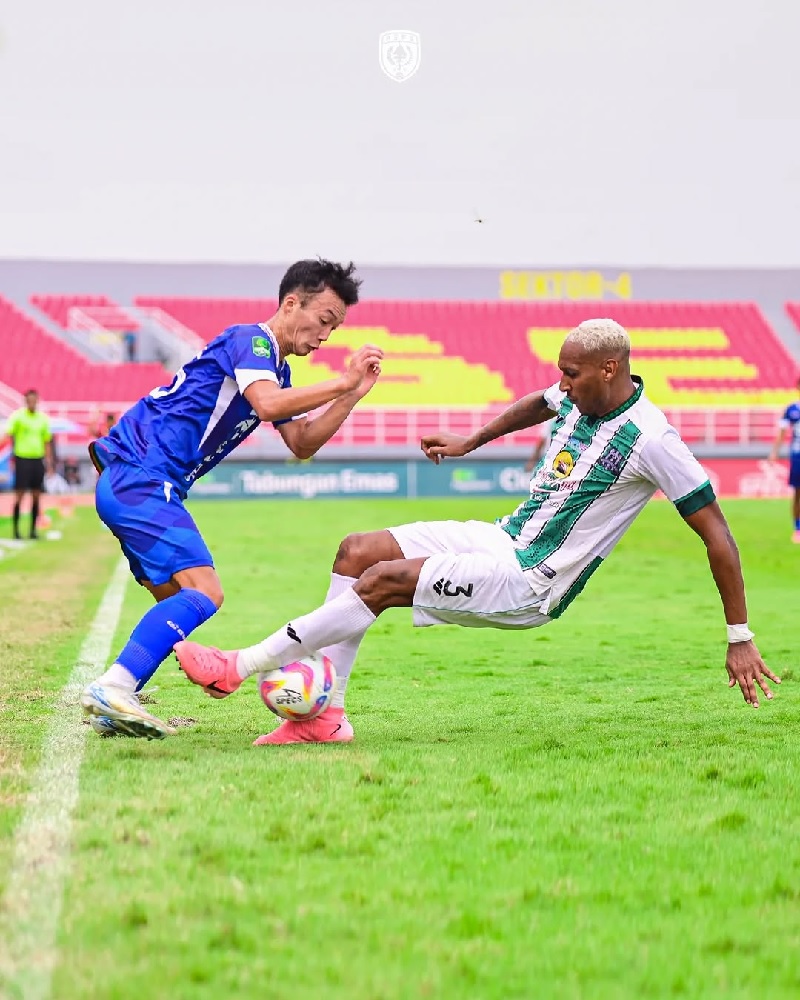 Gelandang PSPS Pekanbaru Noriki Akada (kiri) gagal membawa timnya meraih poisn saat tandang ke markas Deltras FC dalama lanjutan Babak 8 Besar Liga 2.