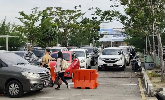 Antrean kendaraan terlihat ramai dan mengular sebelum masuk ke kapal Roro Pelabuhan Airputih-Sungai Selari, Bengkalis, Ahad (2/2/2025).
