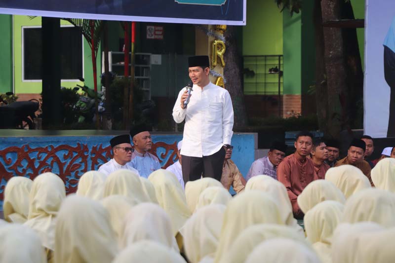 Ustaz Maghfiroh saat menyampaikan tausiahnya pada peringatan Isra Mikraj di MAN 1 Pekanbaru, Jumat (31/1/2025).