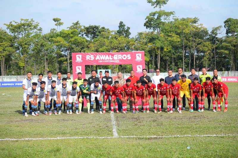 Ketua Asprov PSSI Riau Edward Rianysah foto bersama pemain Unri FC dan Nabil FC usai pembukaan Liga 4 zona Riau di Stadion Unri, Kampus Binawidya, Sabtu (1/2/2025)
