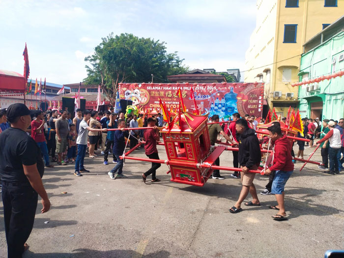 Peserta Pawai mengonyangkan tandu dewan dalam perayaan HUT Dewa Ching Cui Co Shi, Vihara Hok Ang Kiong di Pulau Bengkalis, Senin (3/2/2025).