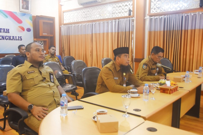 Asisten I Setdakab Bengkalis Andris Wasono didampingi Kadis Kominfotik H Suwarto, Kabag Prokopim Syafrizal dan Kabag Tata Pemerintahan Mohd Amru Herawza mengikuti rapat melalui zoom meeting .