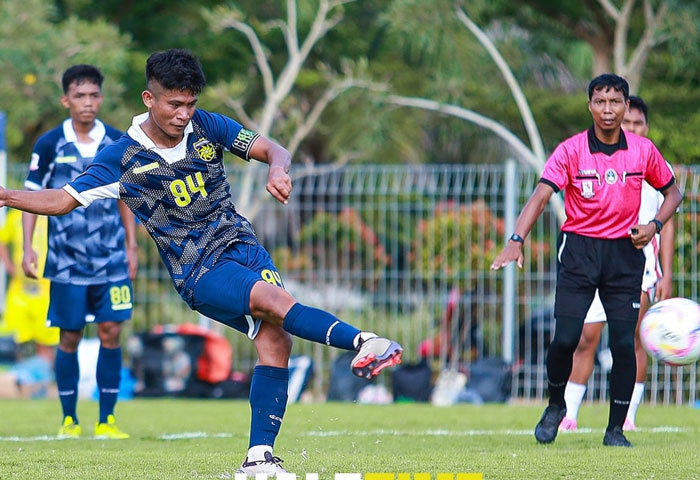 Kapten Pekanbaru FC Rido Rinaldi mengekseksui tendangan penalti ke gawang Pendalian FC.