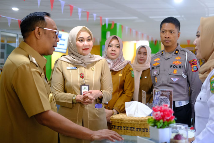 Pj Gubri Rahman Hadi bersama Kepala Bapenda Riau Evarefita saat meninjau kantor Samsat Pekanbaru belum lama ini.