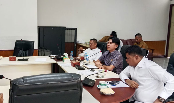 Wakil Ketua I DPRD Kuansing, Satria Mandala Putra memimpin hearing bersama Kopdagrin Kuansing, Senin (3/2/2025) di gedung DPRD Kuansing.