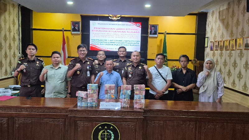 Kajari Kuansing Sahroni SH MH menerima uang titipan penyelidikan pengelolaan keuangan BUMDes Bina Rakyat, Desa Singingi Hilirdi aula Kajari Kuansing, , Senin (3/2/2025).