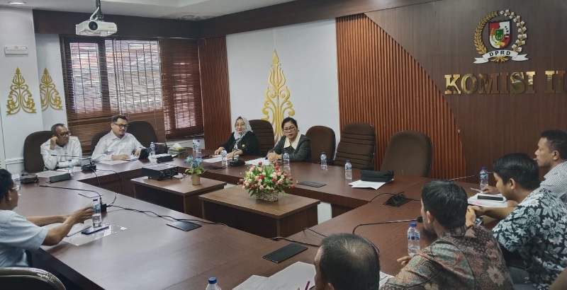 Komisi II DPRD Kota Pekanbaru menggelar rapat bersama pengelola swalayan di Kota Pekanbaru pada Senin (3/2/2025),.