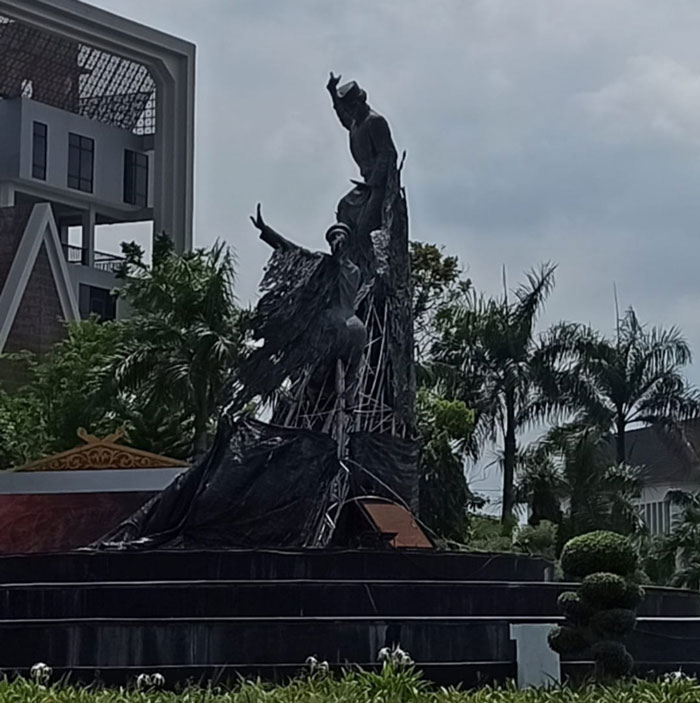 Tampak sebagian material tugu zapin yang berada di Jalan Sudirman persimpangan Jalan Gajah Mada hilang, Senin (3/2/2025).