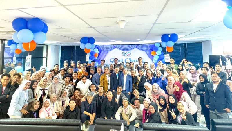 Puluhan Techpreneur yang tergabung dalam platform Digital Marketing SVO Pekanbaru berfoto bersama di SVO Branch Graha Pena pada Senin (3/2/2025).