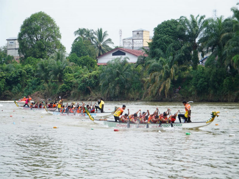 Sebanyak 18 grup bersaing dalam lomba pacu sampan di bawah jembatan WTC Bangkinang, Selasa (4/2/2025).