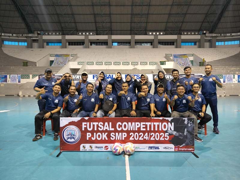 Ketua panitia futsal competition PJOK SMP 2024-2025 foto bersama