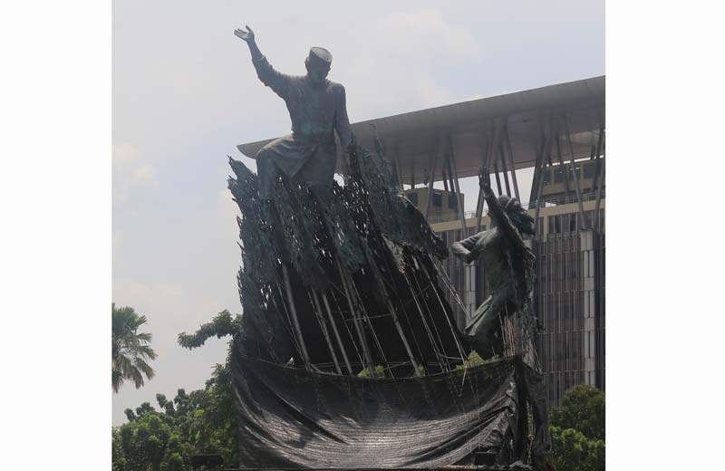 Pengendara sepeda motor melintas di depan Tugu Zapin, Jalan Jenderal Sudirman, Pekanbaru, Senin (3/2/2025).