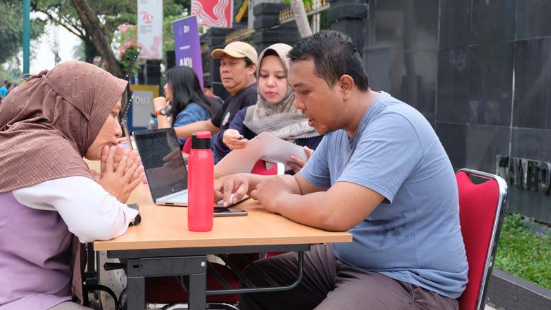 Petugas Kanwil DJP Riau melayani masyarakat wajib pajak di booth helpdesk Coretex yang dihadirkan pada momen CFD lalu.