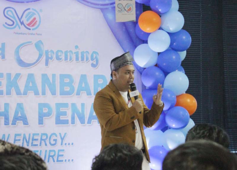 Leader Branch SVO Graha Pena Pekanbaru Berry Hardisakha memberikan sambutan pada Grand Opening SVO Graha Pena Pekanbaru, Senin (3/2/2025).